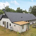 6 Person In Laeso-by Traum